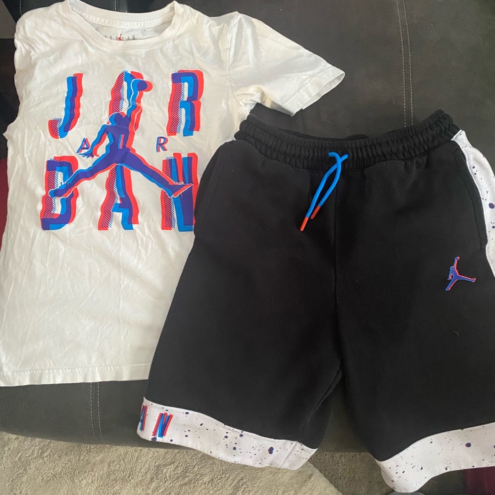 Youth Jordan short and t-shirt set size XL